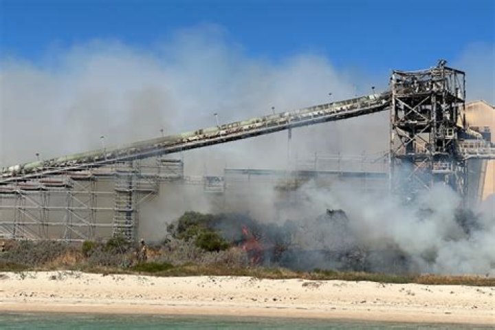 Breaking News! Kwinana Fire: Heavy Smoke, Warehouse Fire on Port Road, Kwinana Beach, WA – HAZMAT Fire