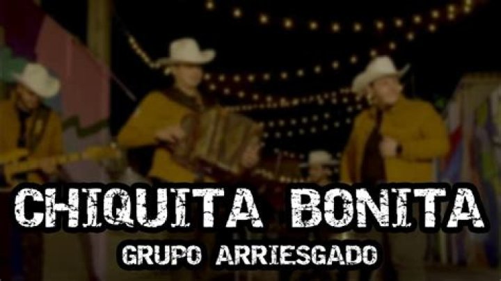 Grupo Arriesgado Chiquita Bonita (En Vivo) Lyrics English Translation