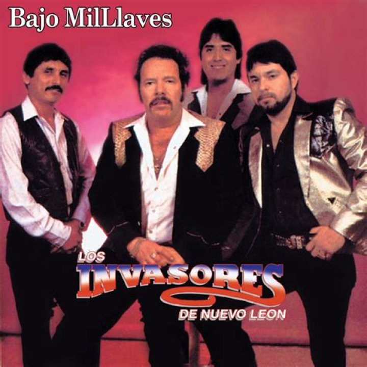 Los Invasores de Nuevo León Bajo Mil Llaves Lyrics English Translation