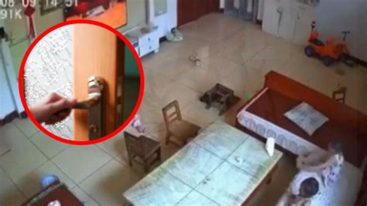 no debiste abrir la puerta niña video original