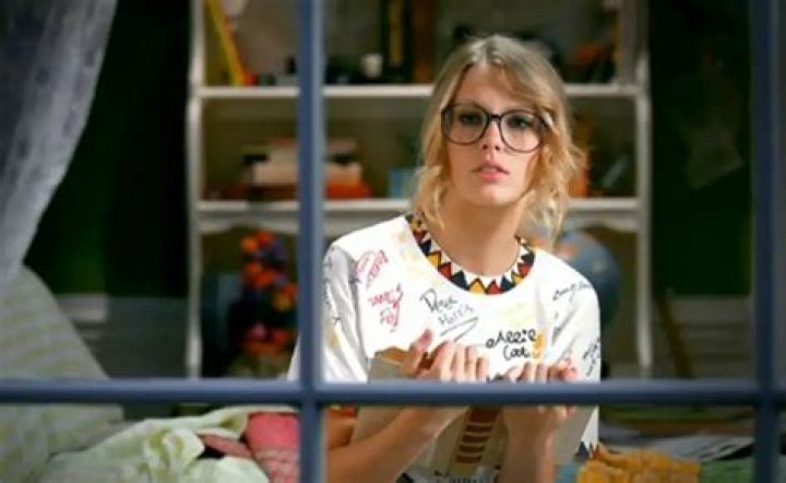 Taylor Swift - You Belong With Me Lyrics Meaning